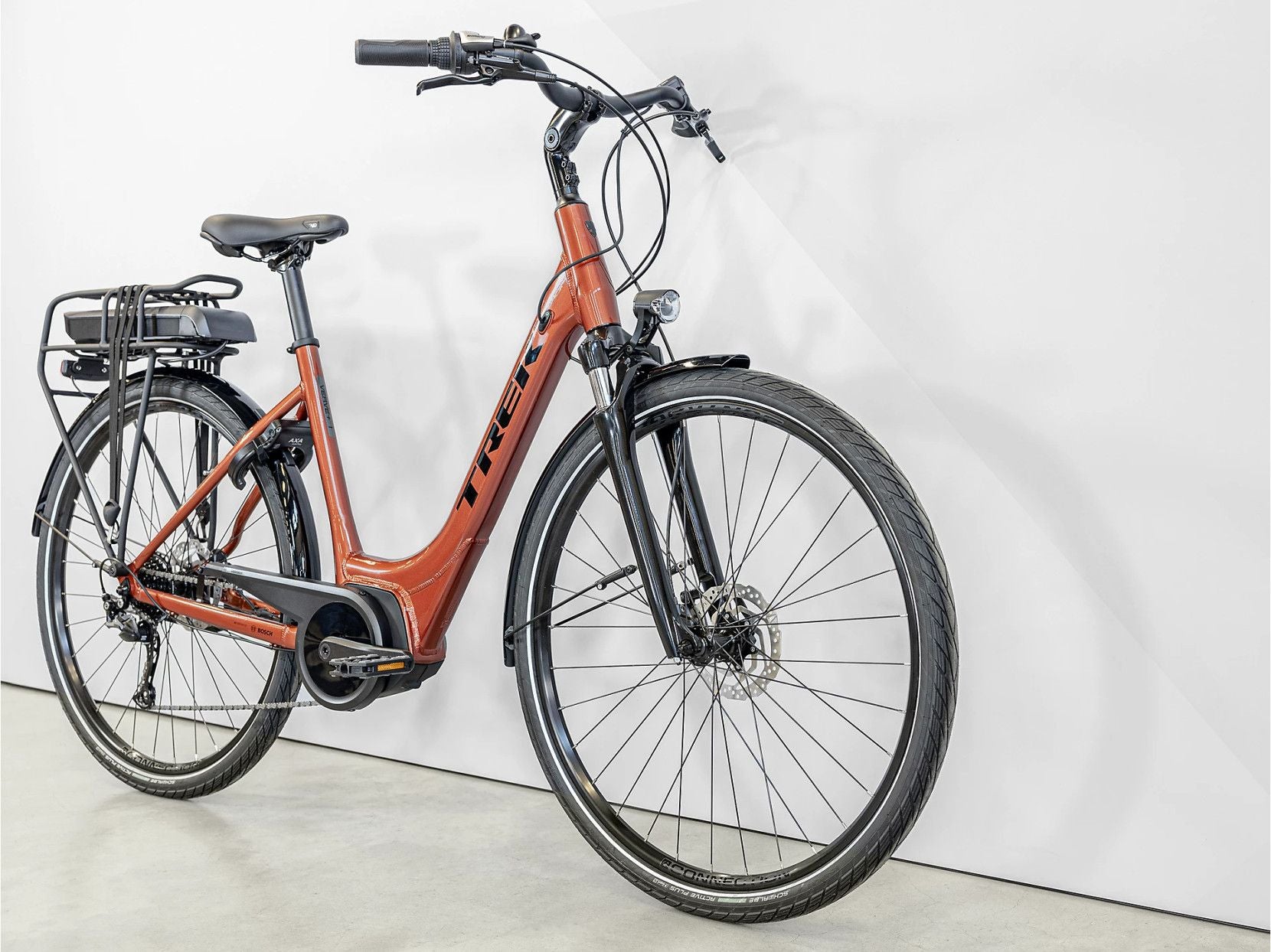 Vélo de Ville Électrique Trek Verve+ 1 Lowstep Shimano Tourney/Altus 8V 400 Wh Orange Foncé