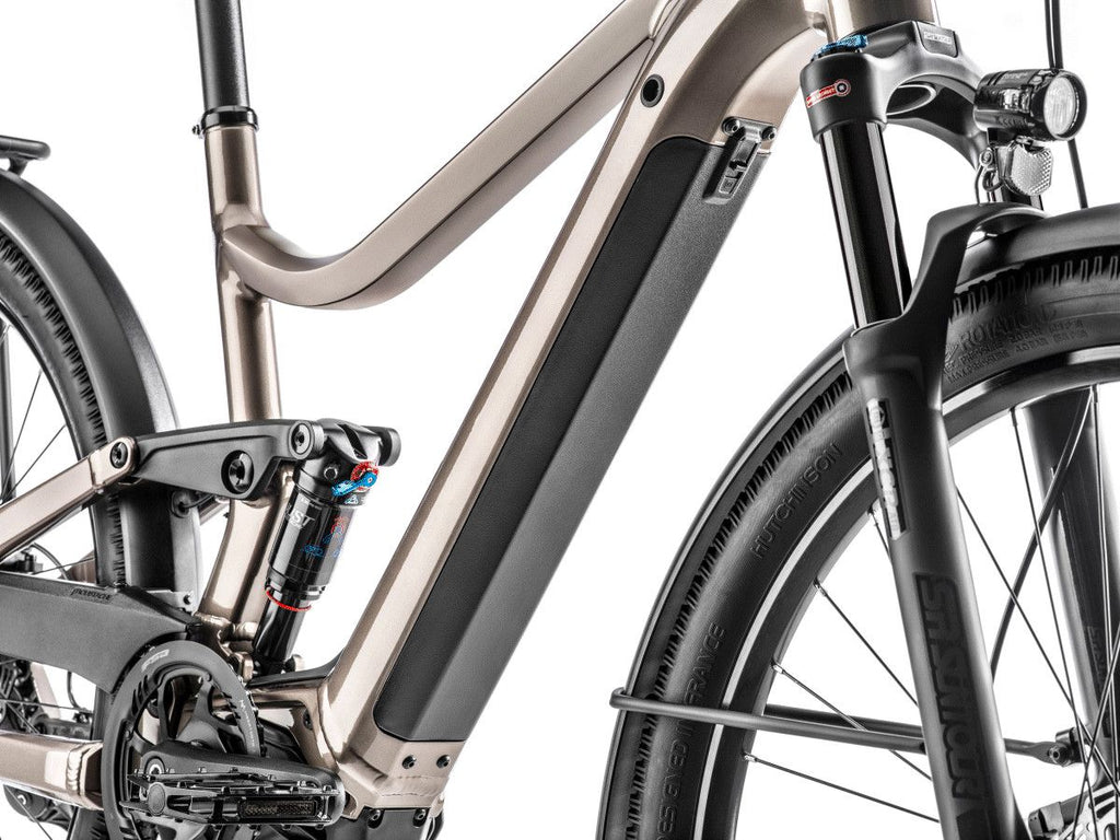 VTC Électrique Tout-Suspendu Moustache Samedi 27 Xroad FS 3 Smart System Shimano Deore 11V 500 Wh 27.5'' Beige 2023