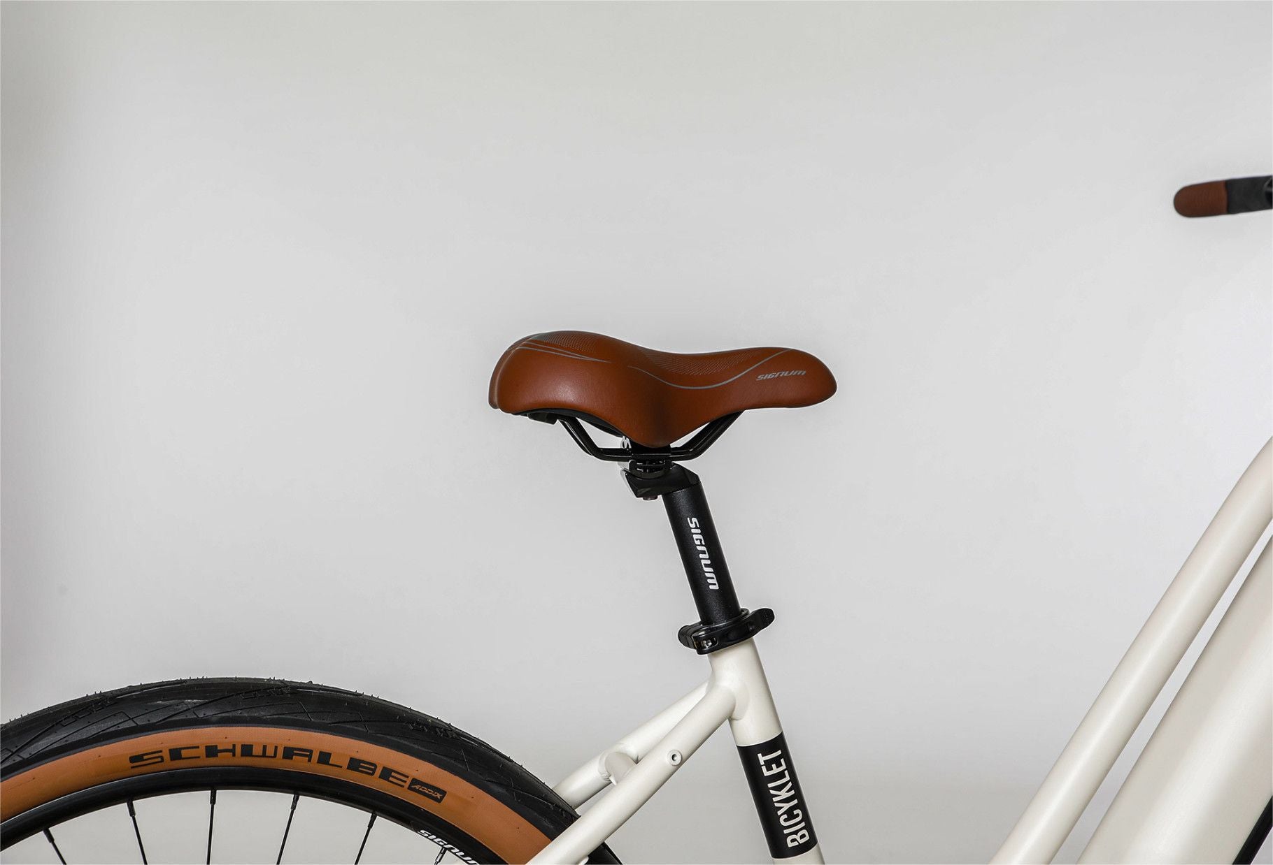 Vélo Fitness Électrique Bicyklet Béatrice Shimano Altus 9V 500 Wh 27.5'' Blanc
