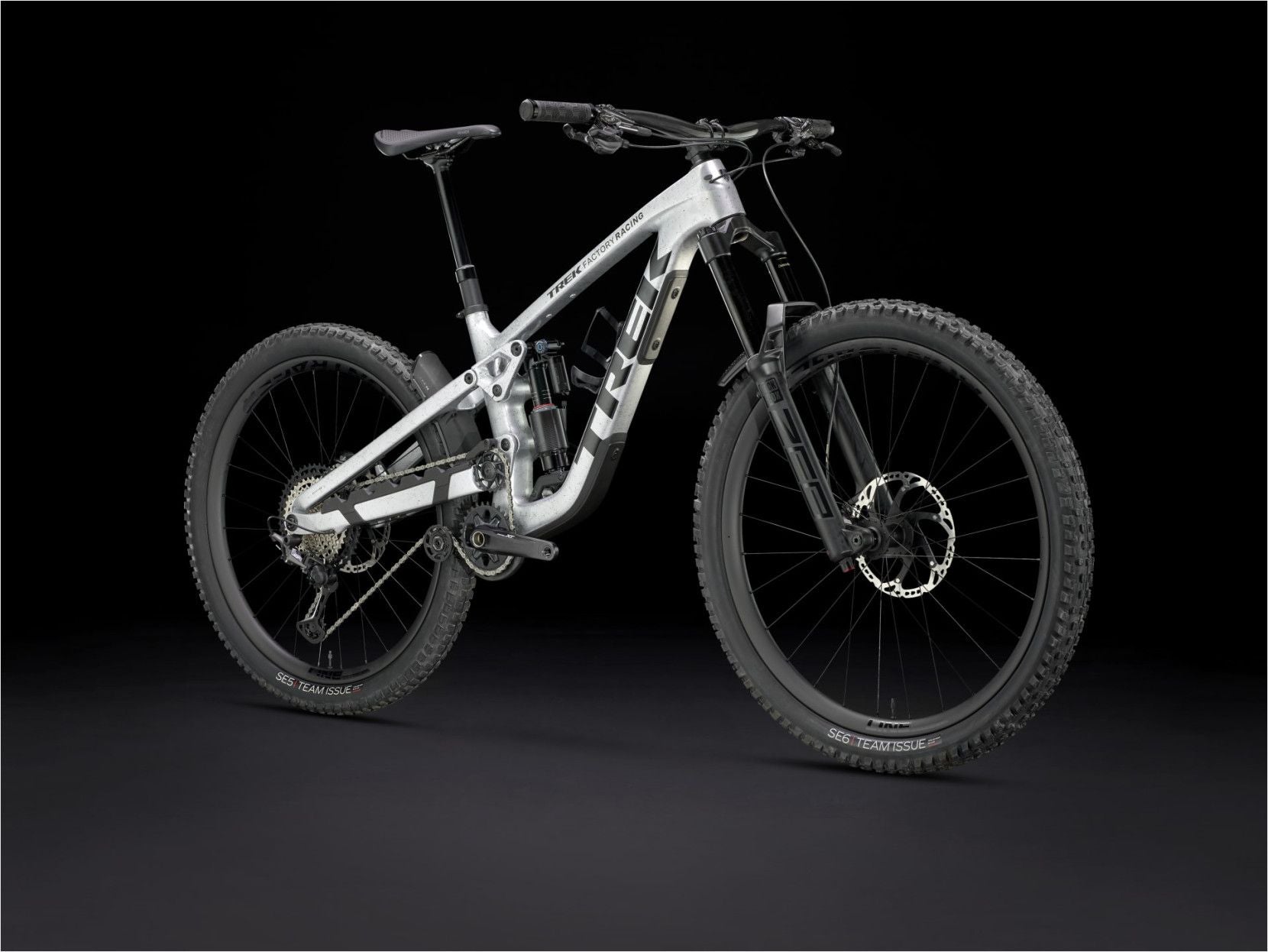 VTT Tout Suspendu Trek Slash 9.8 Shimano 12V 29/27.5'' Argent Gén 6 - Vélo d'Exposition