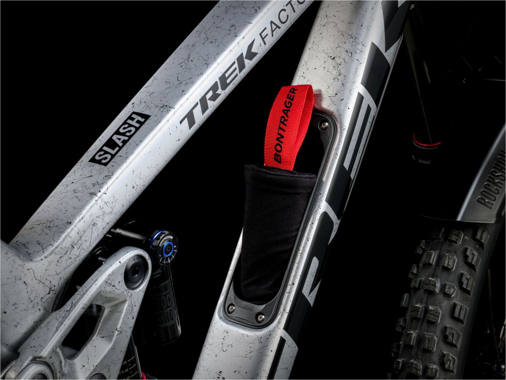 VTT Tout Suspendu Trek Slash 9.8 Shimano 12V 29/27.5'' Argent Gén 6 - Vélo d'Exposition