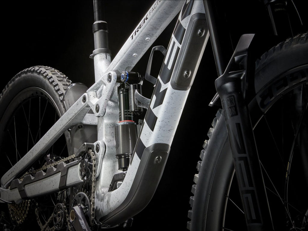 VTT Tout Suspendu Trek Slash 9.8 Shimano 12V 29/27.5'' Argent Gén 6 - Vélo d'Exposition