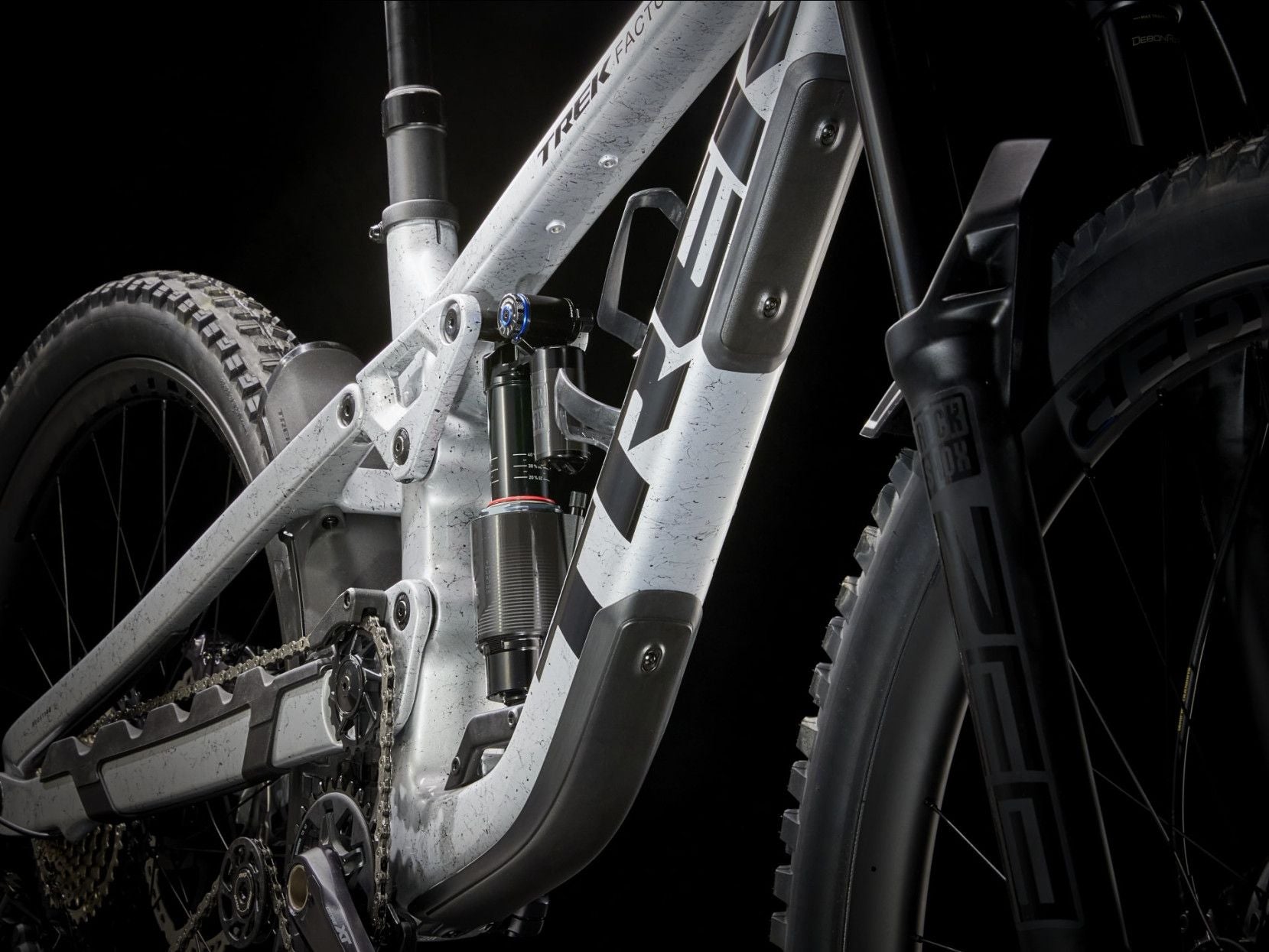 VTT Tout Suspendu Trek Slash 9.8 Shimano 12V 29/27.5'' Argent Gén 6 - Vélo d'Exposition