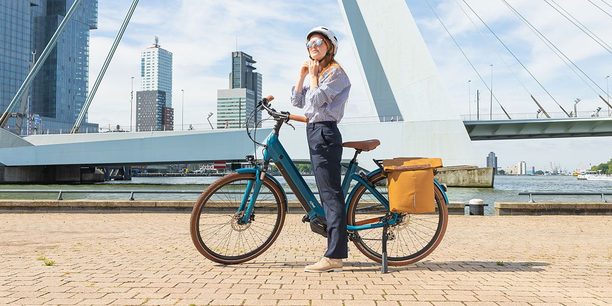 Vélo de Ville Électrique O2 Feel iSwan City Boost 6.1 Univ Shimano Altus 8V 540 Wh 28'' Bleu Cobalt