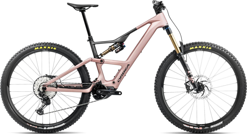 VTT Électrique Tout-Suspendu Orbea Rise LT M10 12V 630 Wh Shimano 85 Nm 29'' Rose Desert Gris Carbon Raw 2025
