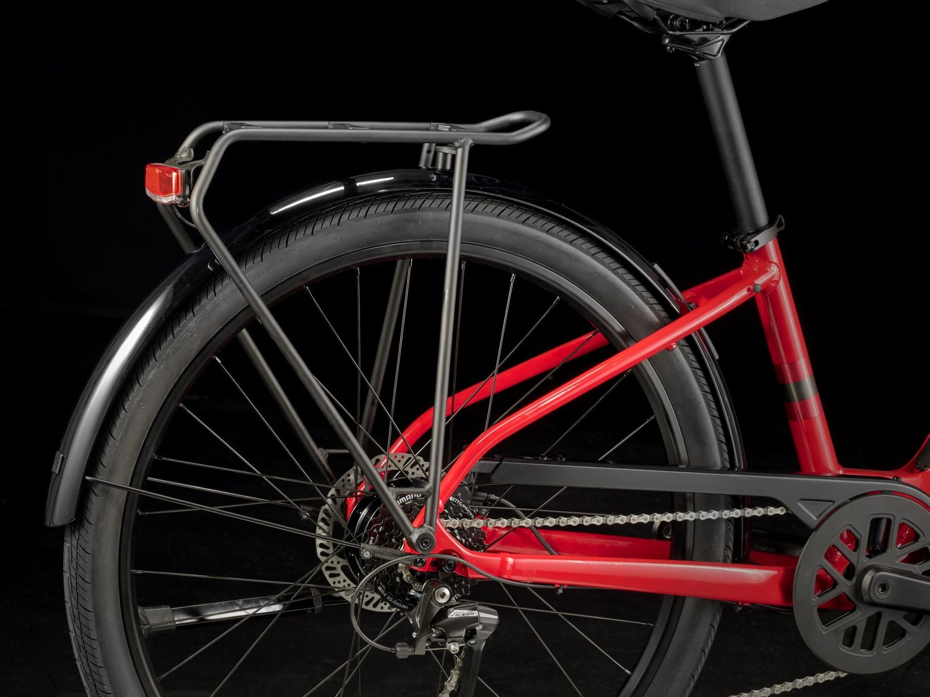 Vélo de Ville Électrique Trek Verve+ 1 Lowstep LT 250Wh Shimano Acera 8V Rouge - Vélo d'Exposition