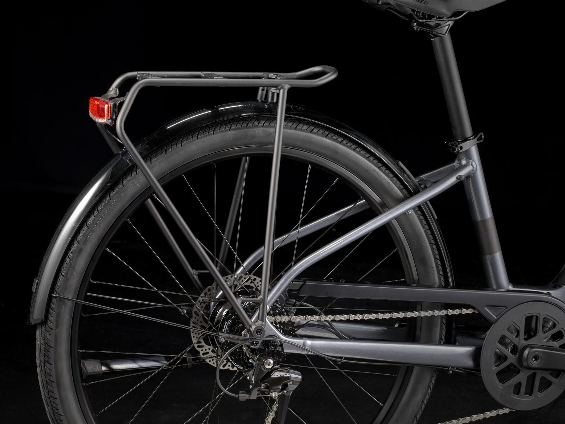 Vélo de Ville Électrique Trek Verve+ 1 Lowstep LT 250Wh Shimano Acera 8V Gris - Vélo d'Exposition