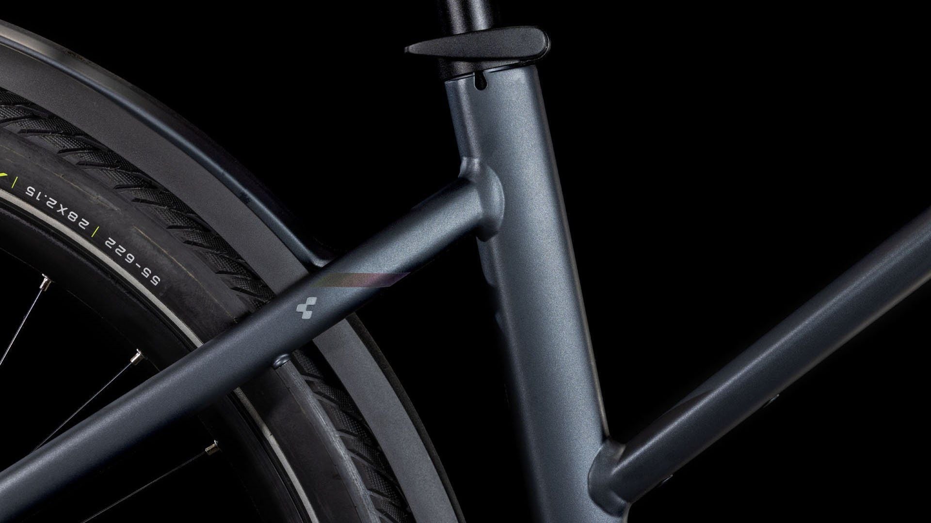VTC Électrique Cube Touring Hybrid Pro 625 Trapeze Shimano Cues 11V 625 Wh 700 mm Gris Metallic 2025