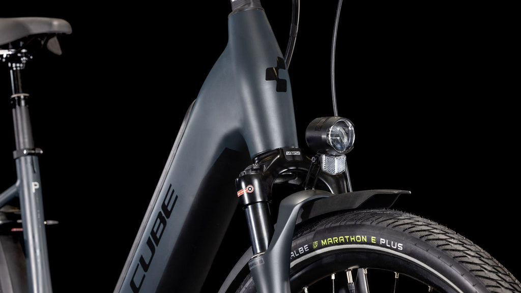 Vélo de Ville Électrique Cube Supreme Hybrid Deluxe Pro 625 Easy Entry Enviolo City Courroie 625 Wh 700 mm Noir Night 2025