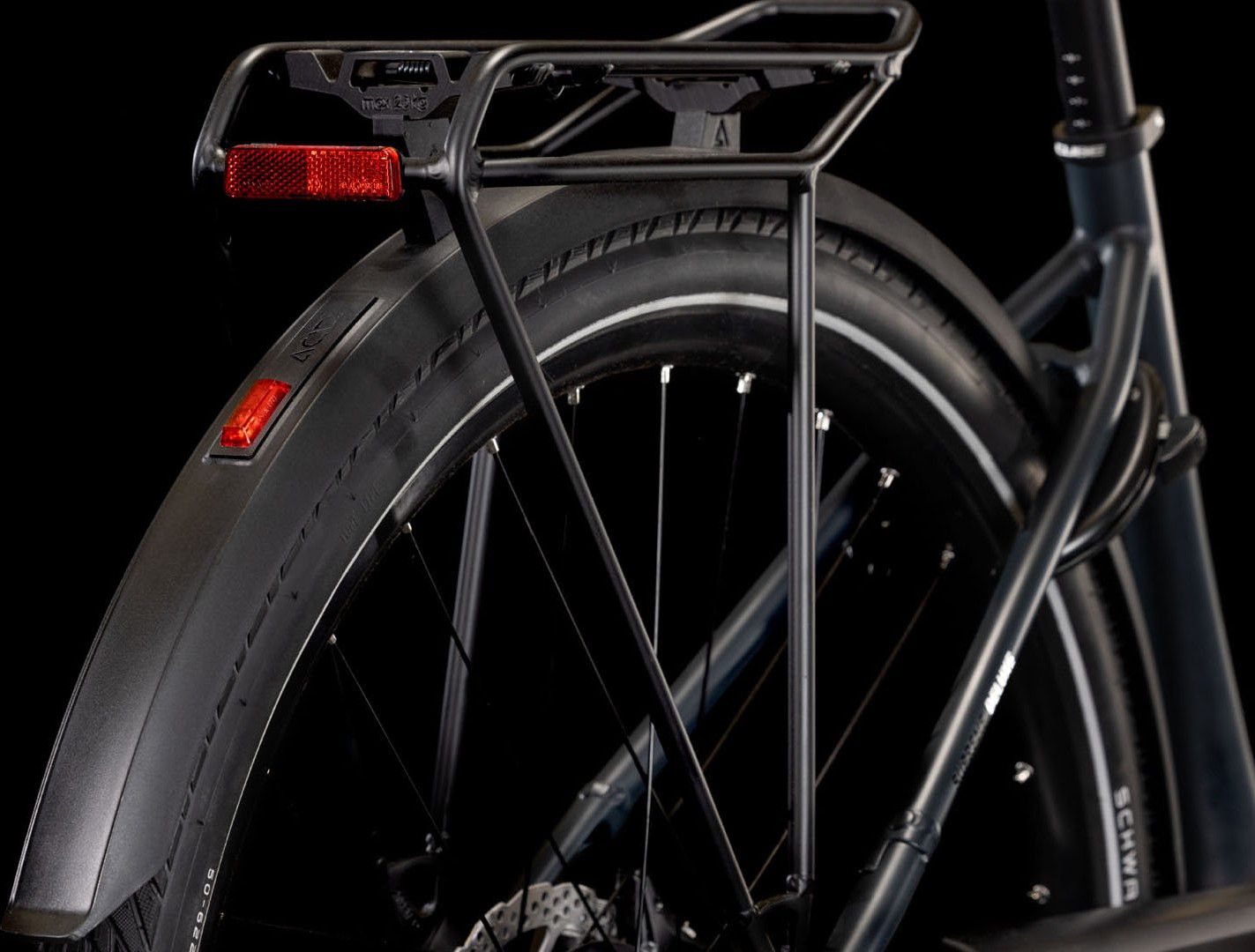 Vélo de Ville Électrique Cube Supreme Hybrid Deluxe Pro 625 Easy Entry Enviolo City Courroie 625 Wh 700 mm Noir Night 2025