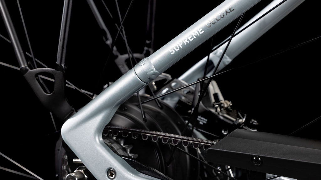 Vélo de Ville Électrique Cube Supreme Hybrid Deluxe SLX 625 Easy Entry Enviolo Trekking Courroie 625 Wh 700 mm Gris Polar 2025