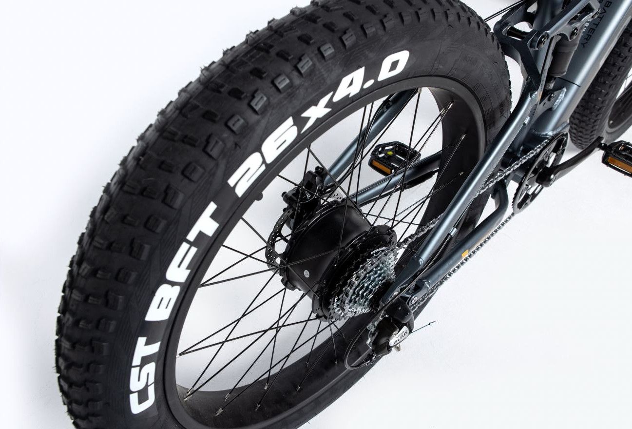 Moma Bikes VTT, FATBIKE 26 PRO, Equipped Full SHIMANO, Freins à disques Hydrauliques, Bat. Ion Lithium integrada 48V 13Ah / 160-195 cm