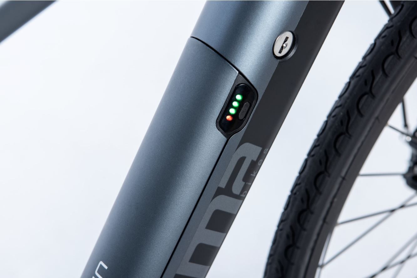 Moma Bikes E-ROAD PRO 28, Equipped Full Shimano, 8 Vitesses, Freins à disques Hydrauliques, Bat. Ion Lithium intégrée et amovible de 36V 10Ah / 160-195 cm
