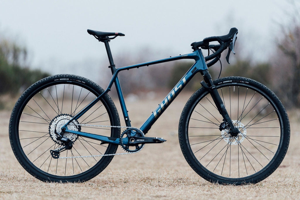 Vélo de Gravel Ghost Asket CF Full Party Shimano GRX 12V 700 mm Bleu Metallic Dark Carbon Showing 2025