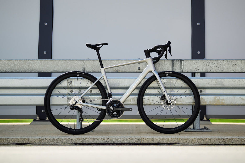 Vélo de Route Cube Attain C:62 SLX Shimano 105 Di2 12V 700 mm Gris Sleek 2026