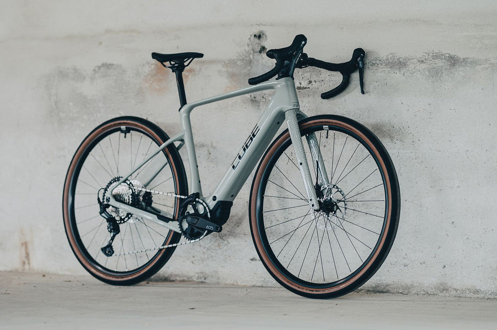 Vélo de Gravel Électrique Cube Nuroad Hybrid C:62 Race 400X Shimano GRX 12V 400 Wh 700 mm Vert Beige Reed 2026