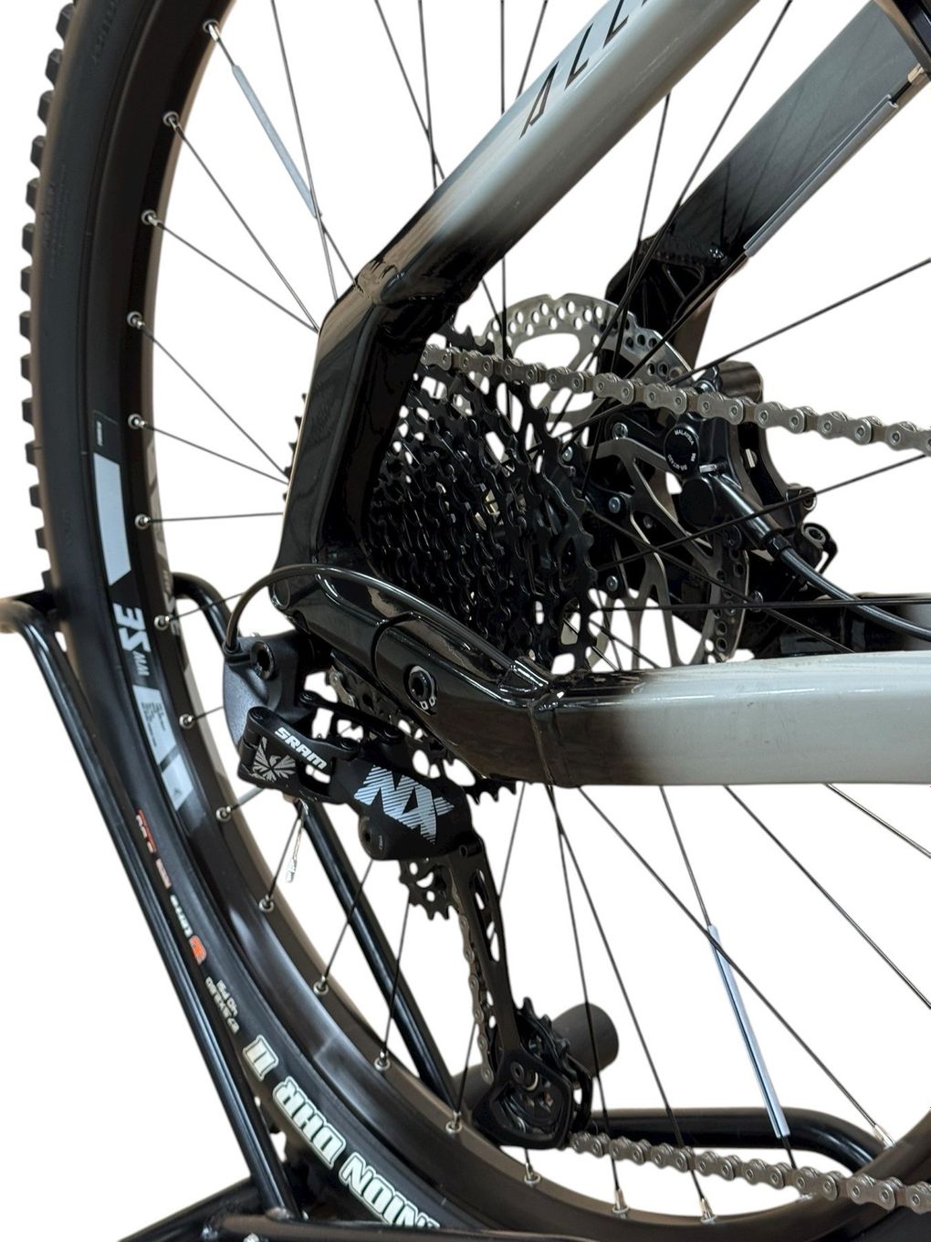 produit reconditionné . Haibike AllMtn CF 9 Sram NX 2024 . VTT électrique . Haibike . très bon état