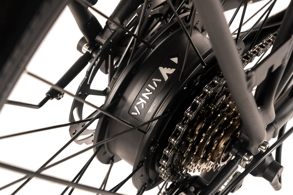 Vélo de ville électrique Adore 28 aluminium citybike Cv-180 moteur arrière 50nm / 15Ah noir mat