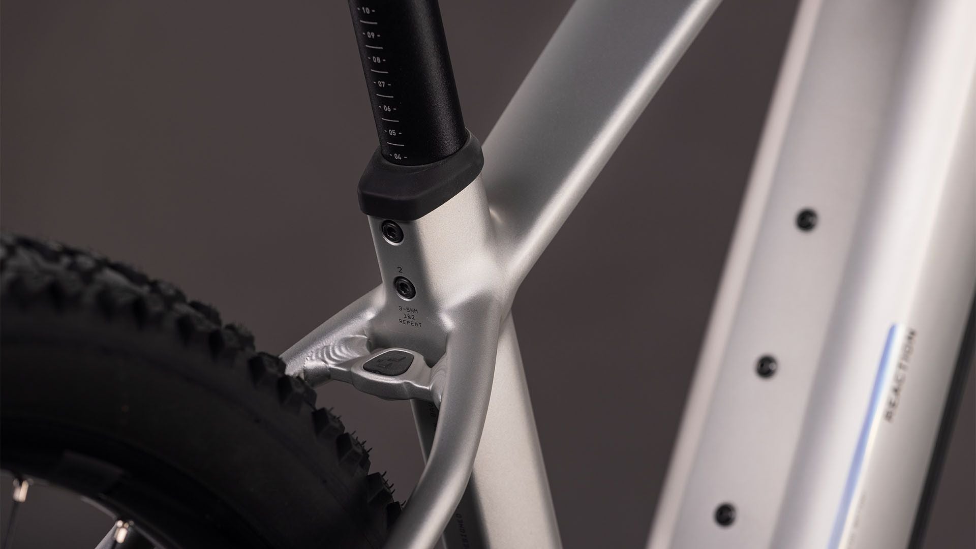 VTT Électrique Semi-Rigide Cube Reaction Hybrid One 600 Shimano 10V 600 Wh Bosch 120 Nm 27.5'' Gris Sleek 2026