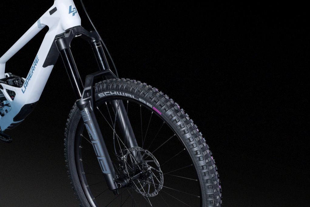 VTT Tout Suspendu Lapierre Spicy CF 6.9 Shimano 12V (29/27.5") Blanc/Bleu Mat 2025