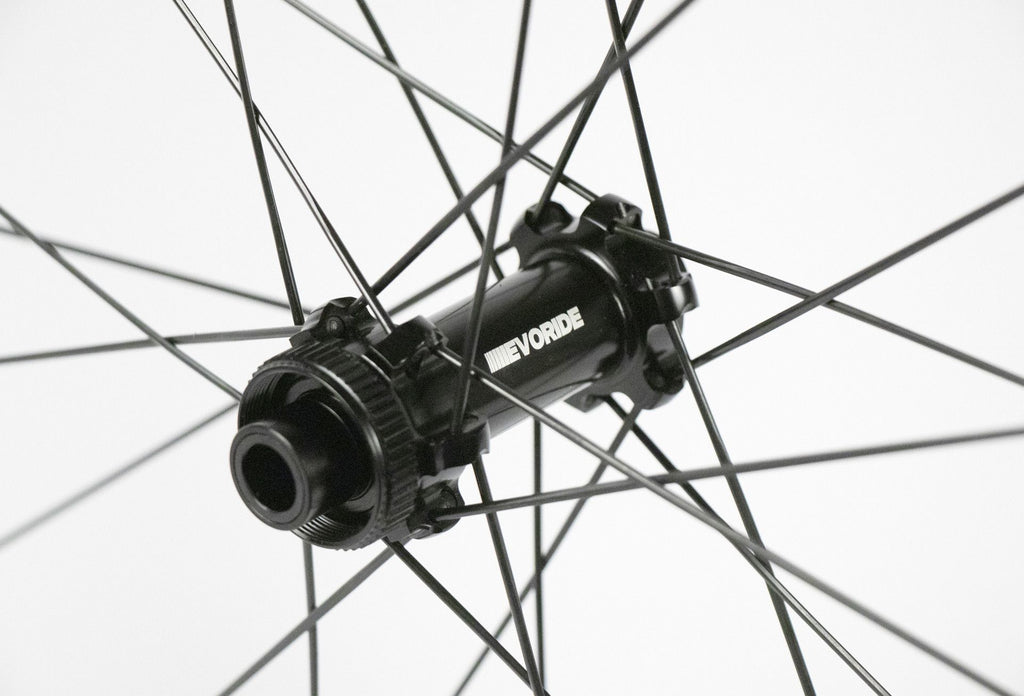 Paire de roues Evoride EvoFast 50mm - Blanc - 700c Disque – 1400gr - 12x100 / 12x142 – Shimano 10/11/12 vitesses - Centerlock – 2026