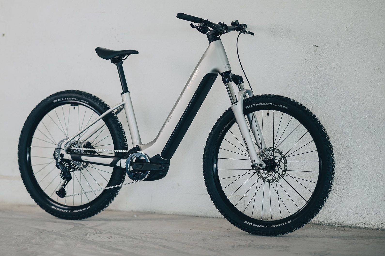 VTT Électrique Cube Reaction Hybrid One 600 Easy Entry Shimano 10V 600 Wh Bosch 120 Nm 27.5'' Gris Sleek 2026