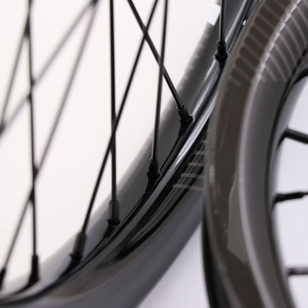 Paire de Roues Pride Racing Gravity Control V2 20" (406) | 20x100 - 15x110 mm | 6 Trous | Noir/Blanc Brillant