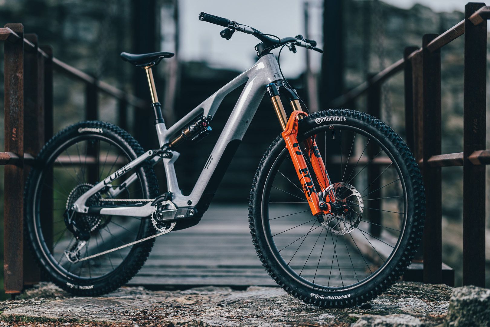 VTT Électrique Tout-Suspendu Cube AMS Hybrid One44 C:68X Super TM 400X Sram 12V 400 Wh Bosch 60 Nm 29'' Gris Fog Fibre 2026
