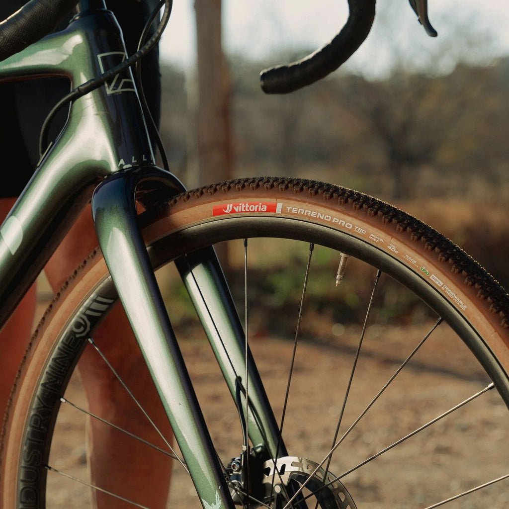 Pneu Gravel Vittoria Terreno Pro T50 Mixed Gravel Race 700 mm Tubeless Ready Souple Anti-Puncture Belt Race Formulation Marron Natural Flancs Beiges