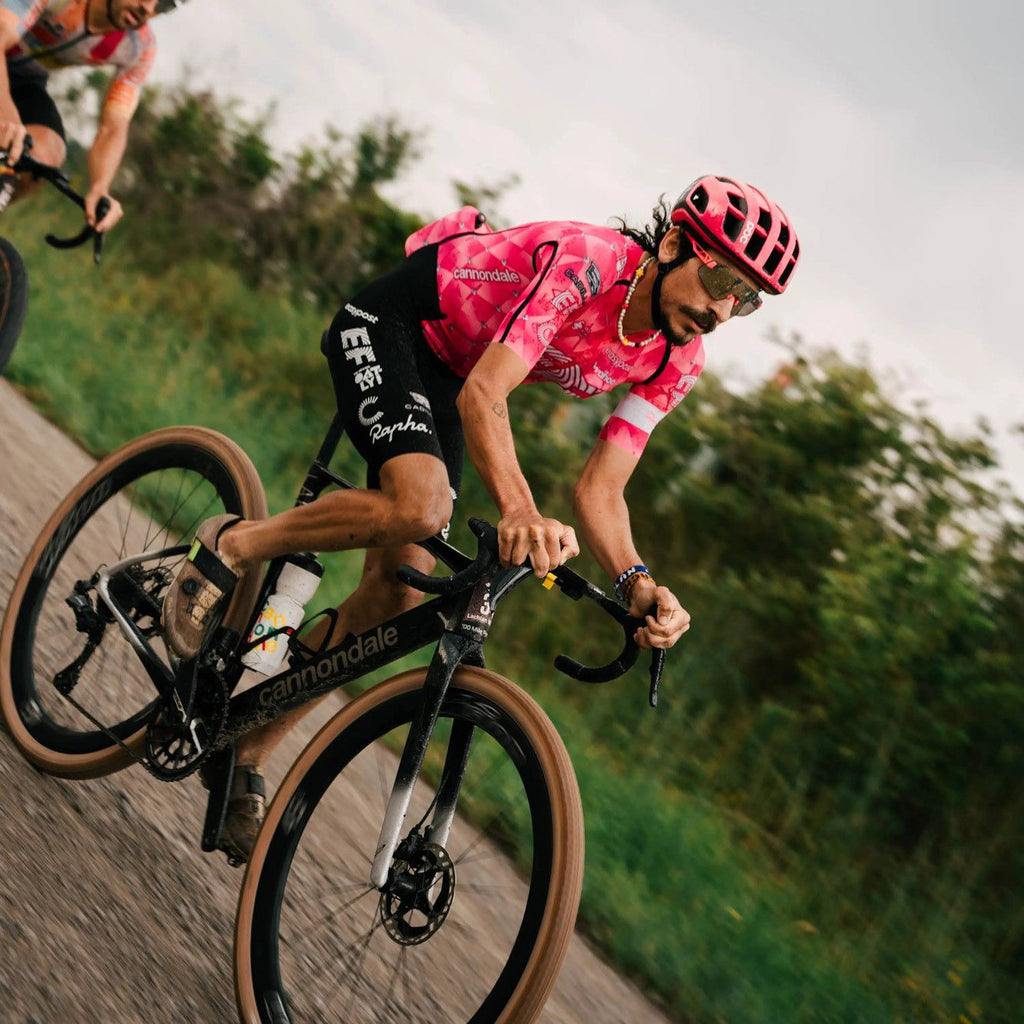 Pneu Gravel Vittoria Terreno Pro T50 Mixed Gravel Race 700 mm Tubeless Ready Souple Anti-Puncture Belt Race Formulation Marron Natural Flancs Beiges