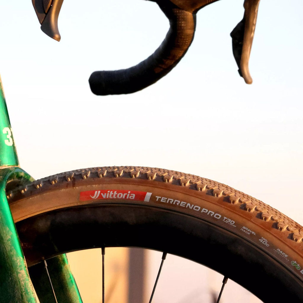 Pneu Gravel Vittoria Terreno Pro T30 Fine Loose Gravel Race 700 mm Tubeless Ready Souple Anti-Puncture Belt Race Formulation Marron Natural Flancs Beiges
