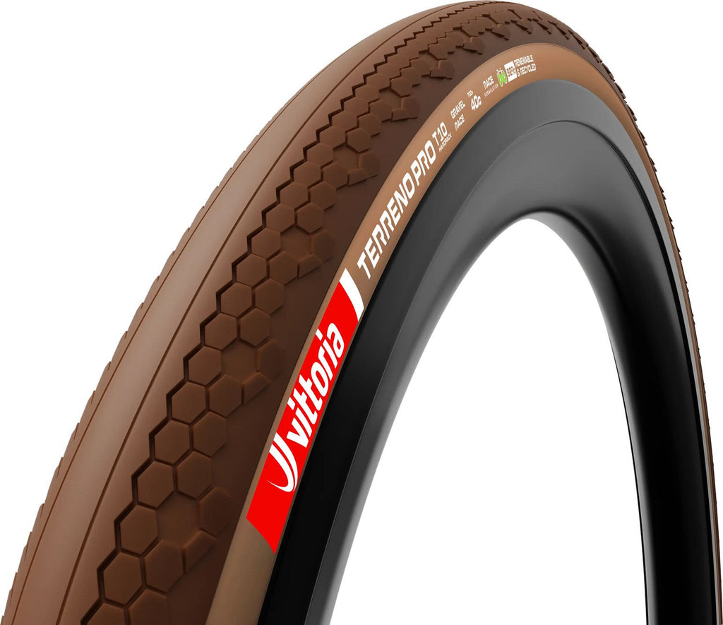 Pneu Gravel Vittoria Terreno Pro T10 Hardpack Gravel Race 700 mm Tubeless Ready Souple Anti-Puncture Belt Race Formulation Marron Natural Flancs Beiges