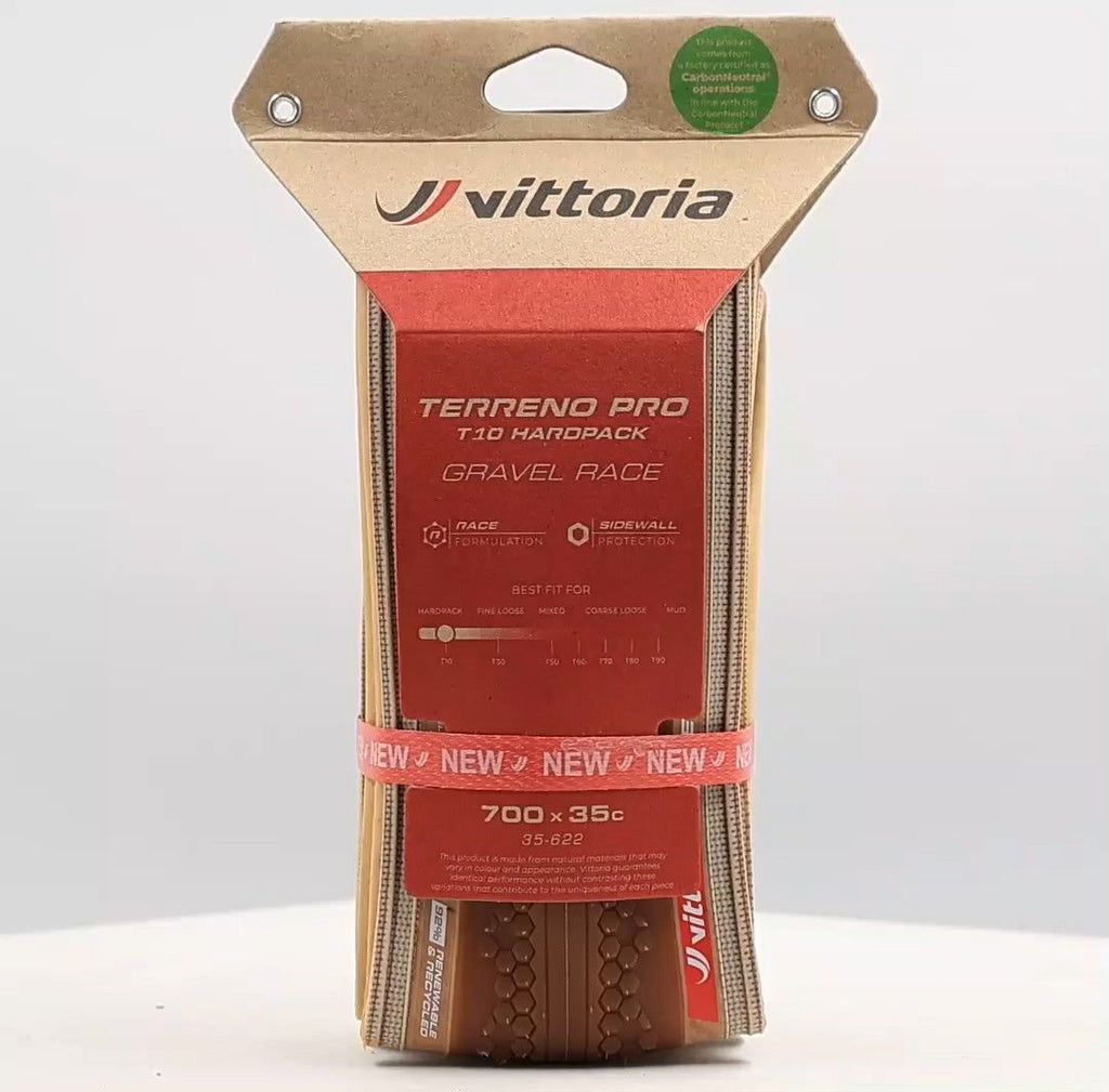 Pneu Gravel Vittoria Terreno Pro T10 Hardpack Gravel Race 700 mm Tubeless Ready Souple Anti-Puncture Belt Race Formulation Marron Natural Flancs Beiges