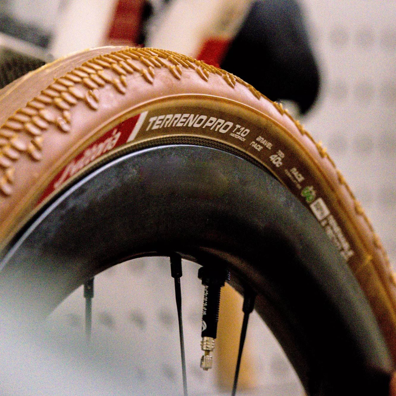 Pneu Gravel Vittoria Terreno Pro T10 Hardpack Gravel Race 700 mm Tubeless Ready Souple Anti-Puncture Belt Race Formulation Marron Natural Flancs Beiges