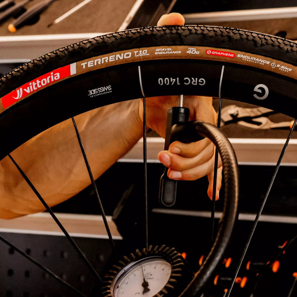 Pneu Gravel Vittoria Terreno T10 Hardpack Gravel Endurance 700 mm Tubeless Ready Souple Anti-Puncture Belt Endurance Formulation Graphene Flancs Marrons