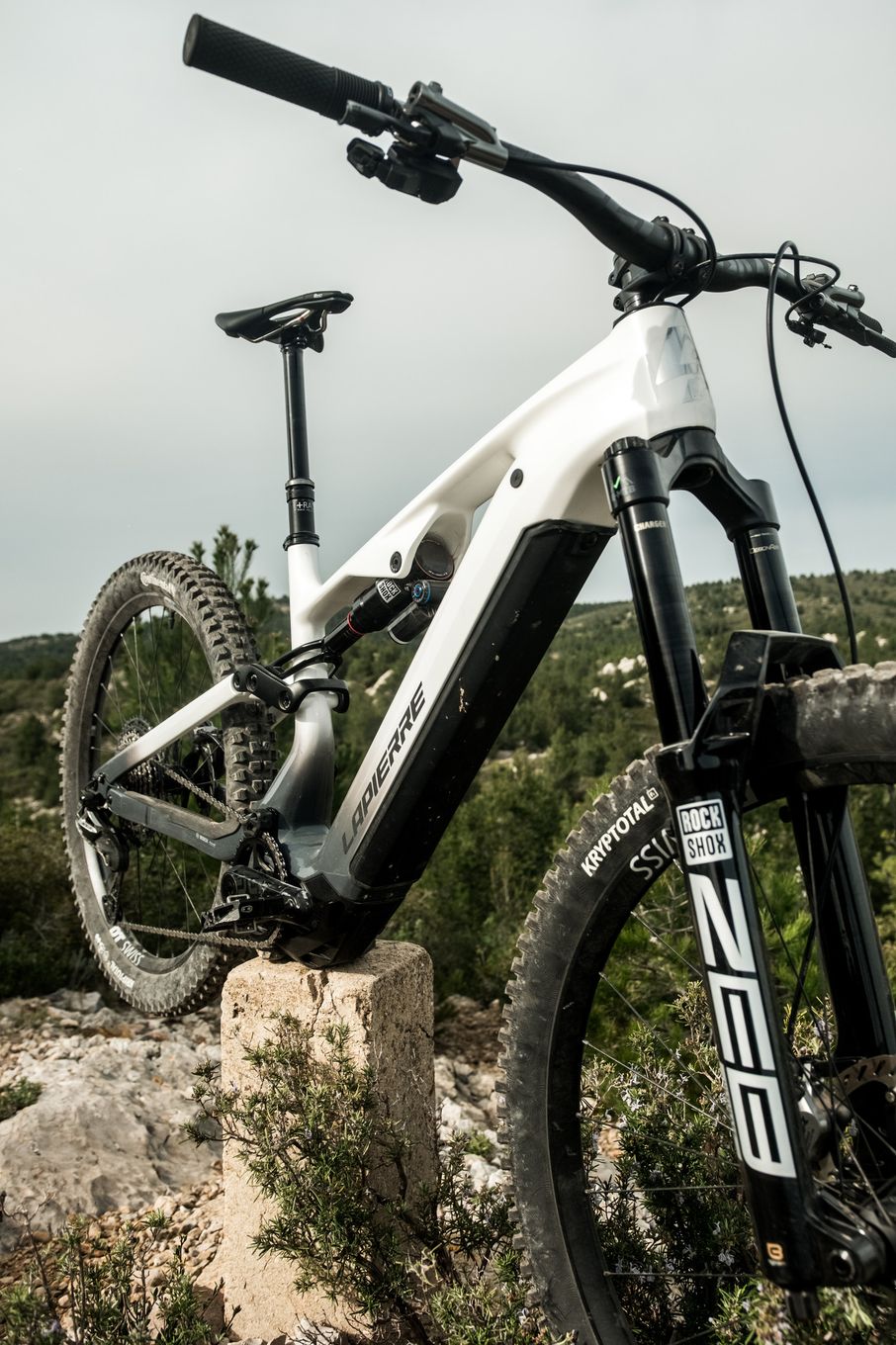 VTT Électrique Tout-Suspendu Lapierre Overvolt AM CF 10.8 Shimano 12V 800Wh Bosch 120 Nm MX (29/27.5'') Blanc/Gris2026