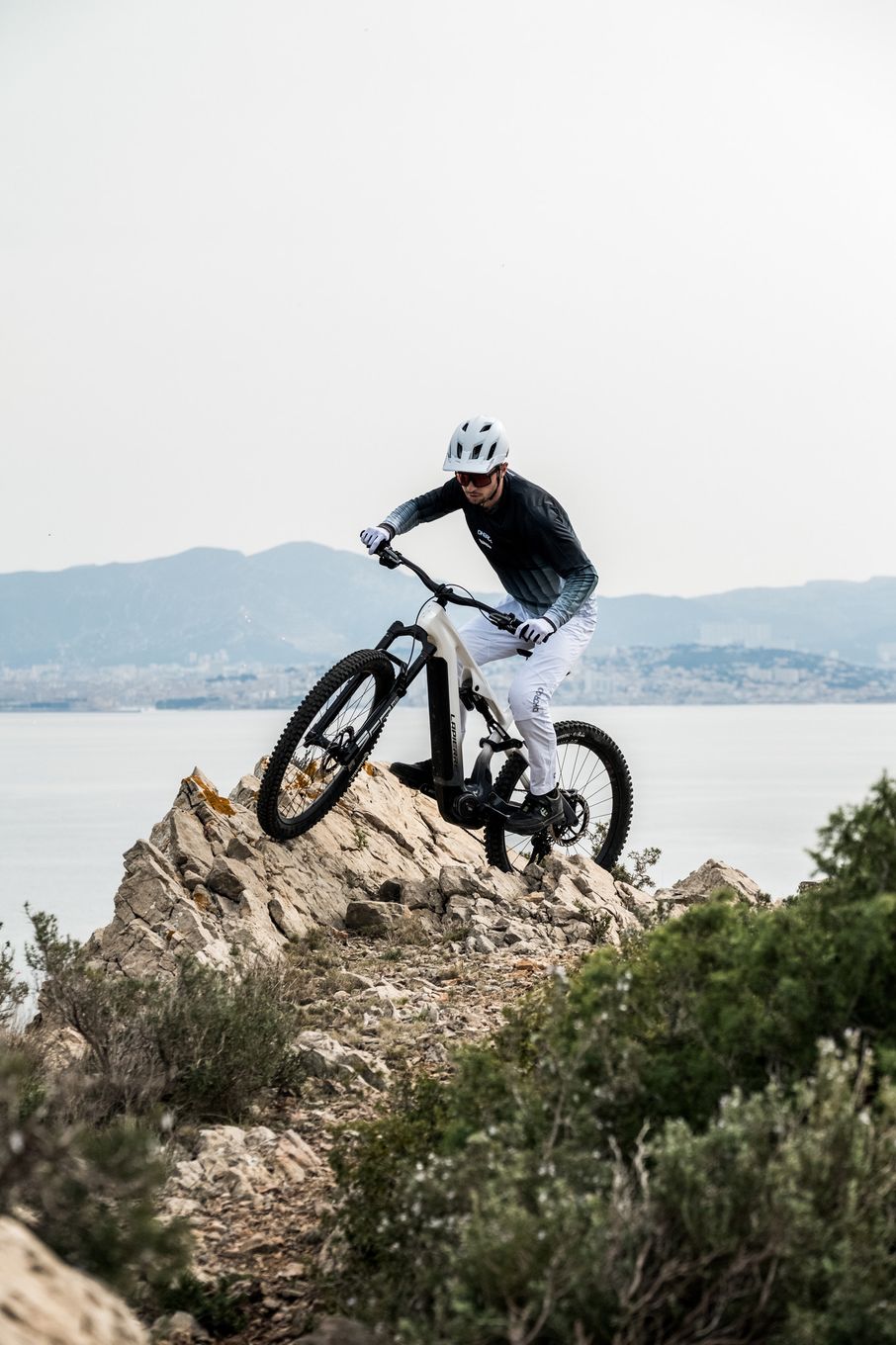VTT Électrique Tout-Suspendu Lapierre Overvolt AM CF 10.8 Shimano 12V 800Wh Bosch 120 Nm MX (29/27.5'') Blanc/Gris2026