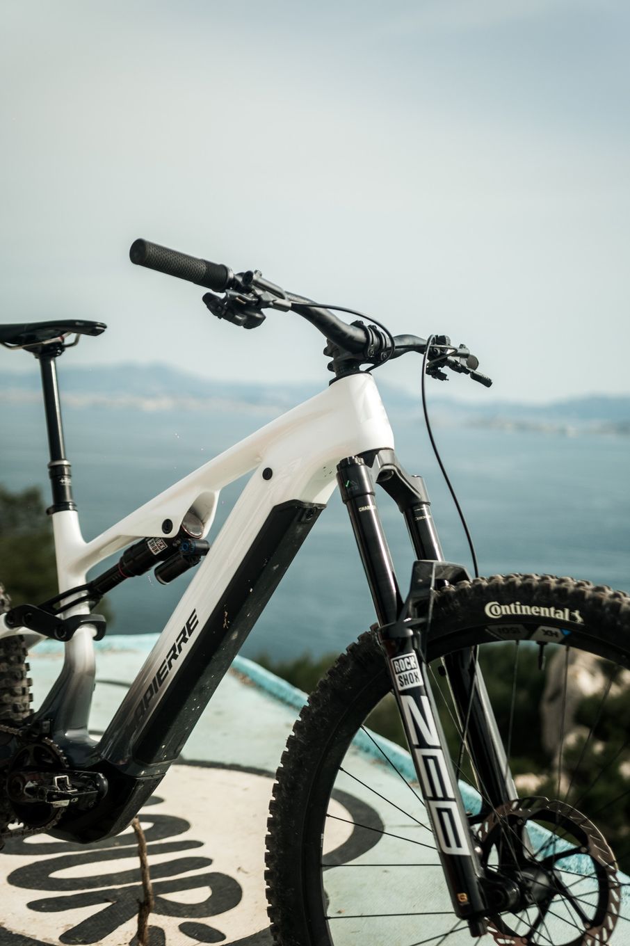 VTT Électrique Tout-Suspendu Lapierre Overvolt AM CF 10.8 Shimano 12V 800Wh Bosch 120 Nm MX (29/27.5'') Blanc/Gris2026