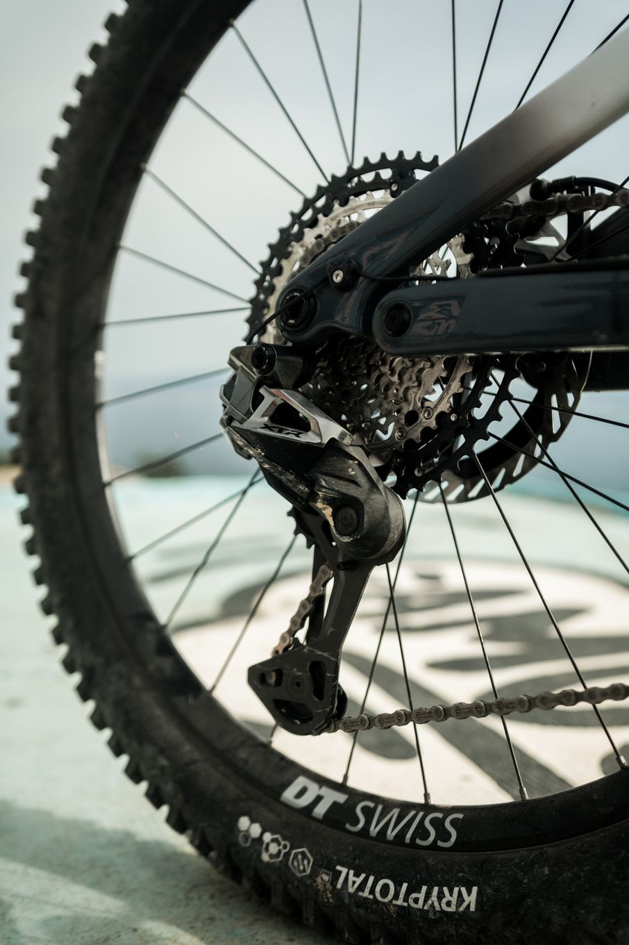 VTT Électrique Tout-Suspendu Lapierre Overvolt AM CF 10.8 Shimano 12V 800Wh Bosch 120 Nm MX (29/27.5'') Blanc/Gris2026