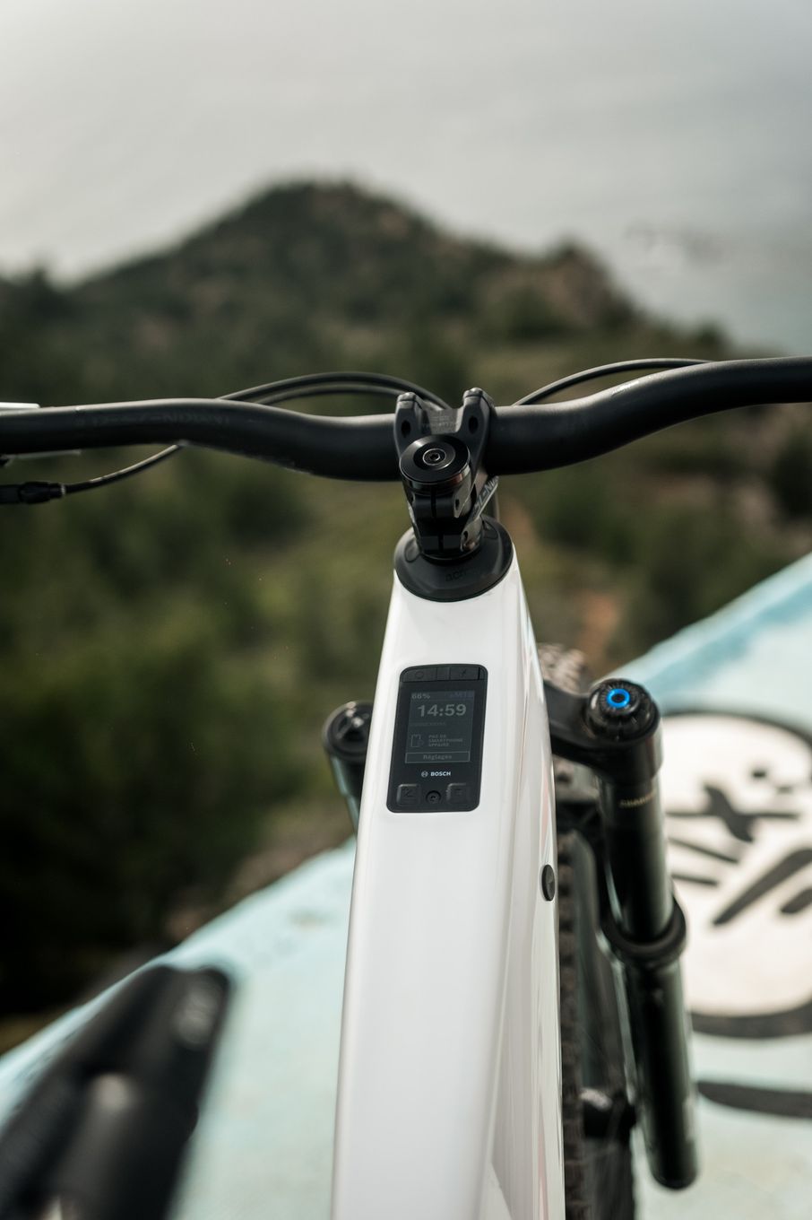VTT Électrique Tout-Suspendu Lapierre Overvolt AM CF 10.8 Shimano 12V 800Wh Bosch 120 Nm MX (29/27.5'') Blanc/Gris2026
