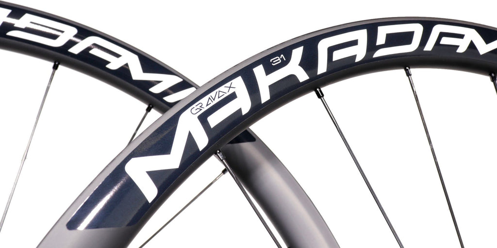 Paire de roues carbone gravel – MaKadamm gravax 31 disc premium à pneus – 1213gr la paire – centerlock – axe 12x100 | 12x142