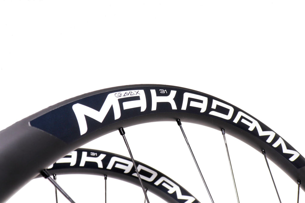 Paire de roues carbone gravel – MaKadamm gravax 31 disc premium à pneus – 1213gr la paire – centerlock – axe 12x100 | 12x142