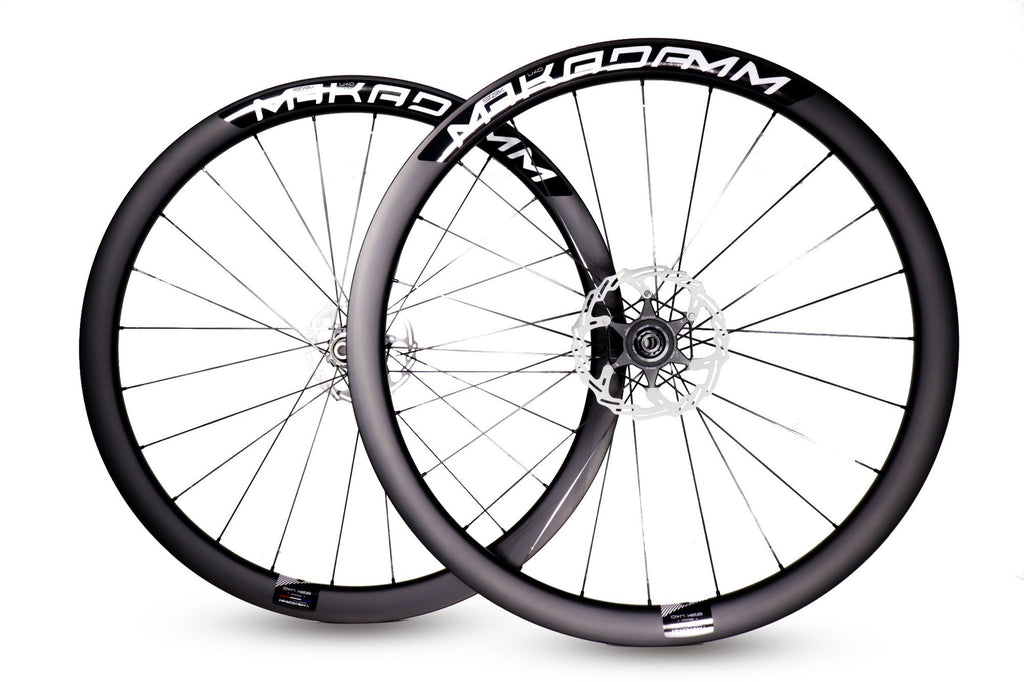 Paire de roues carbone route – MaKadamm stark u40 disc premium à pneus – 1337gr la paire – centerlock – axe 12x100 | 12x142