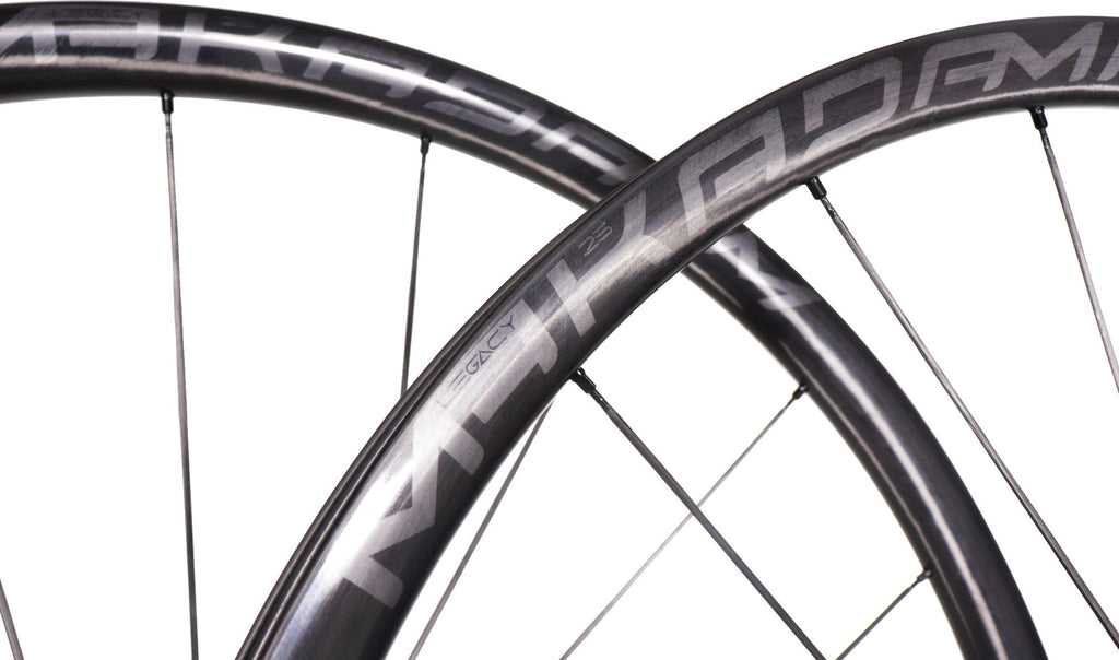 Paire de roues carbone route – MaKadamm legacy 25 disc héritage édition à pneus – 837 gr la paire – centerlock – axe 12x100 | 12x142