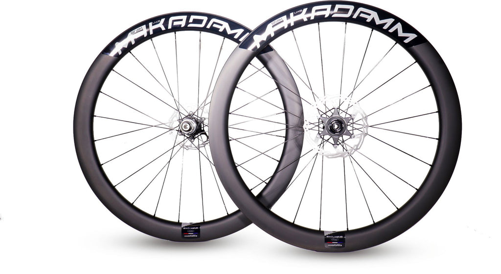Paire de roues carbone route – MaKadamm stark u49 disc premium à pneus – 1377gr la paire – centerlock – axe 12x100 | 12x142