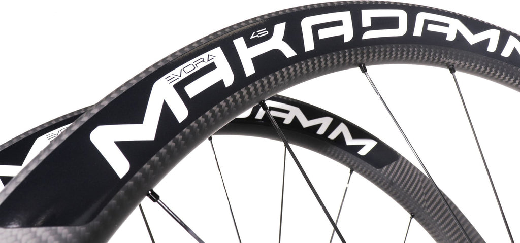 Paire de roues carbone route – MaKadamm evora 45 disc xpremium à pneus – 1265 gr la paire – centerlock – axe 12x100 | 12x142