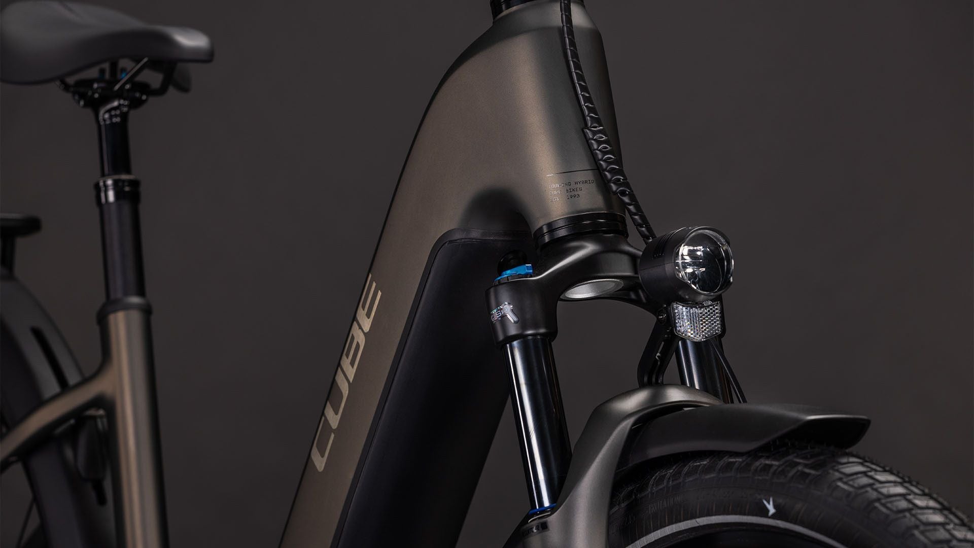 VTC Électrique Cube Touring Hybrid Comfort SLX 800 Easy Entry Shimano Nexus 5V Courroie 800 Wh 700 mm Gris Charcoal 2026