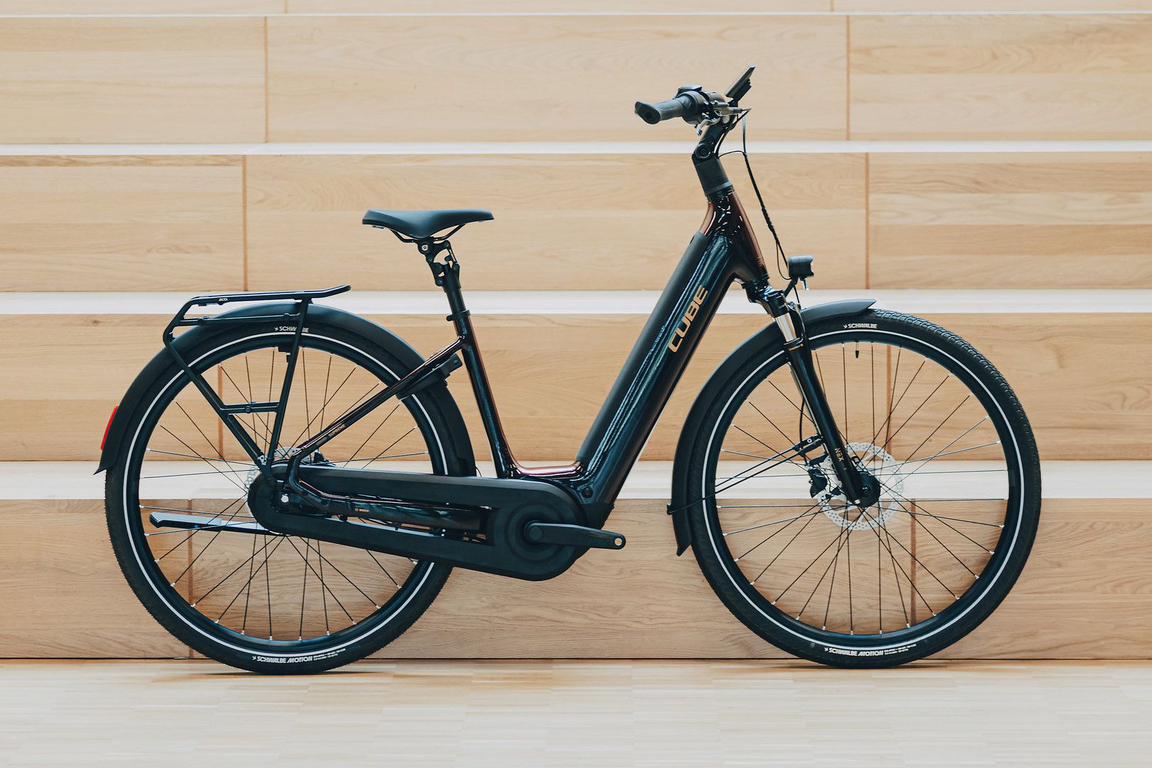 Vélo de Ville Électrique Cube Supreme Hybrid Comfort Pro 600 Easy Entry Enviolo Trekking 600 Wh 26'' Violet Orange Solareclipse 2026