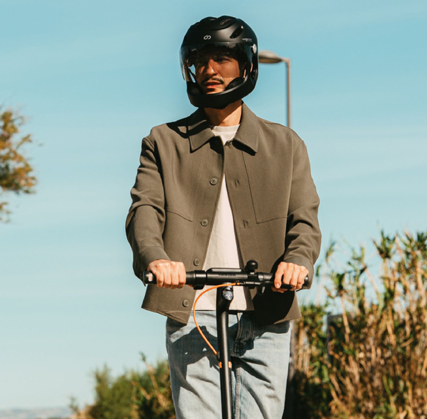 Virgo Integral Mips Noir - Casque Intégral Urbain avec visière et phare arrière