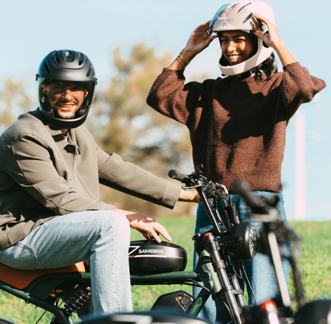 Virgo Integral Beige - Casque Intégral Urbain avec visière et phare arrière